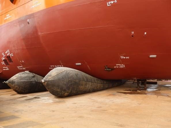 Examples of hydraulic balloons supporting the vessel’s hull.
