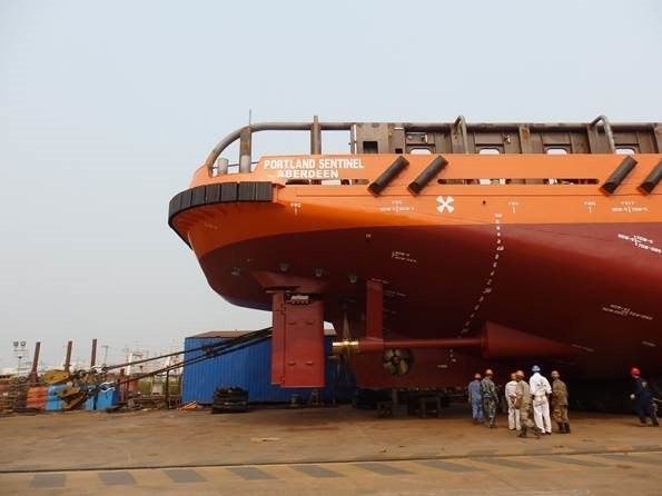 A pair of lines aft of the vessel, leading to two winches on the launch barge.